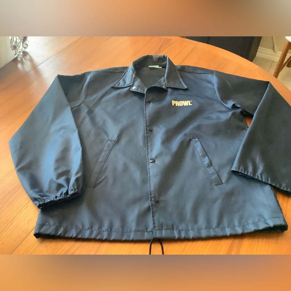 Vintage 80s/90s Dope Navy Windbreaker. “Prowl” graphic on front chest area. Med